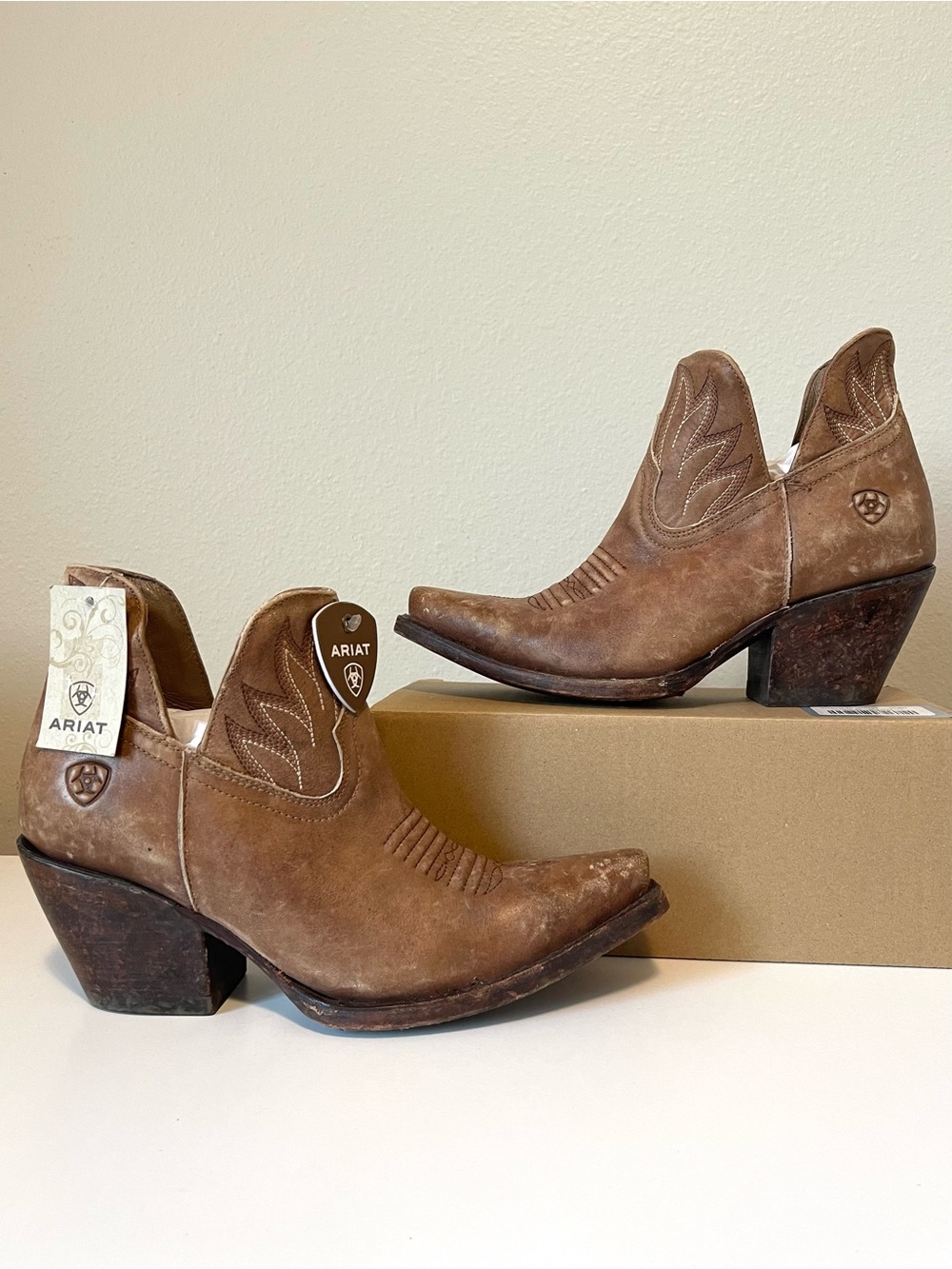 NWT Ariat Hazel Naturally Distressed Boots - Slip On & Western Snip Toe - 7B